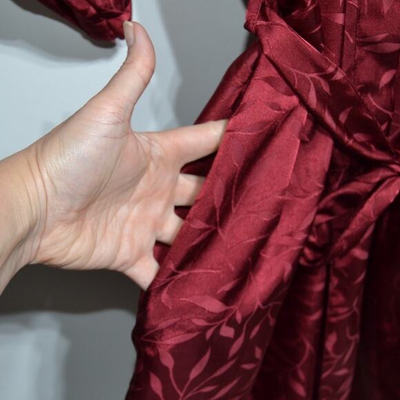 Sophia by Delicates Red Satin Robe Size Medium - Picture 4 of 6